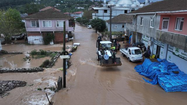 Sakarya'da sel nedeniyle ulaşım güçlükle sağlanıyor