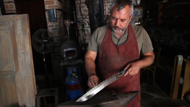 Sille'nin tarihi atmosferinde Şam çeliğine sanatını işliyor