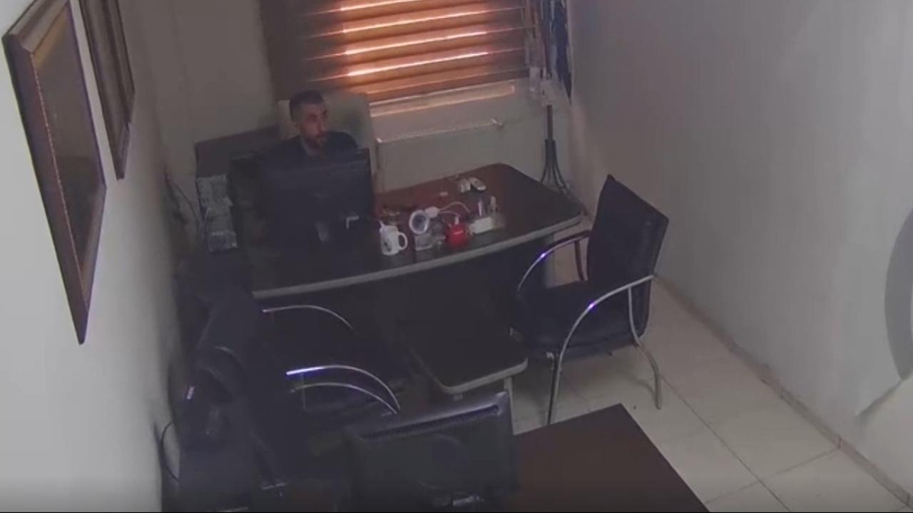 Deprem anında yaşanan panik anları kamerada
