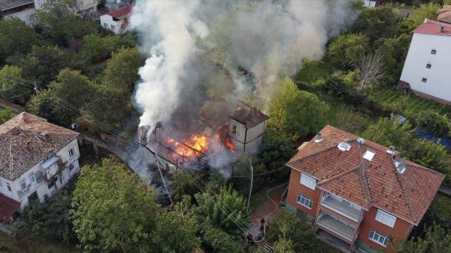 Sinop'ta tarihi ahşap bina yangında kullanılamaz hale geldi