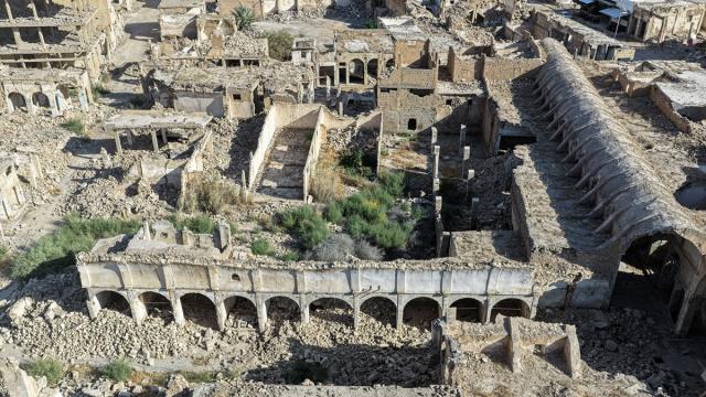 Suriye'de savaşın izlerini taşıyan Deyrizor ilindeki tarihi yapılar görüntülendi