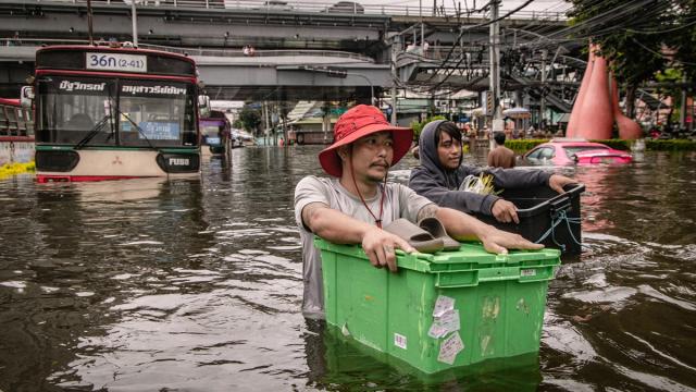Tayland'da etkili olan seller nedeniyle binlerce kişi tahliye edildi