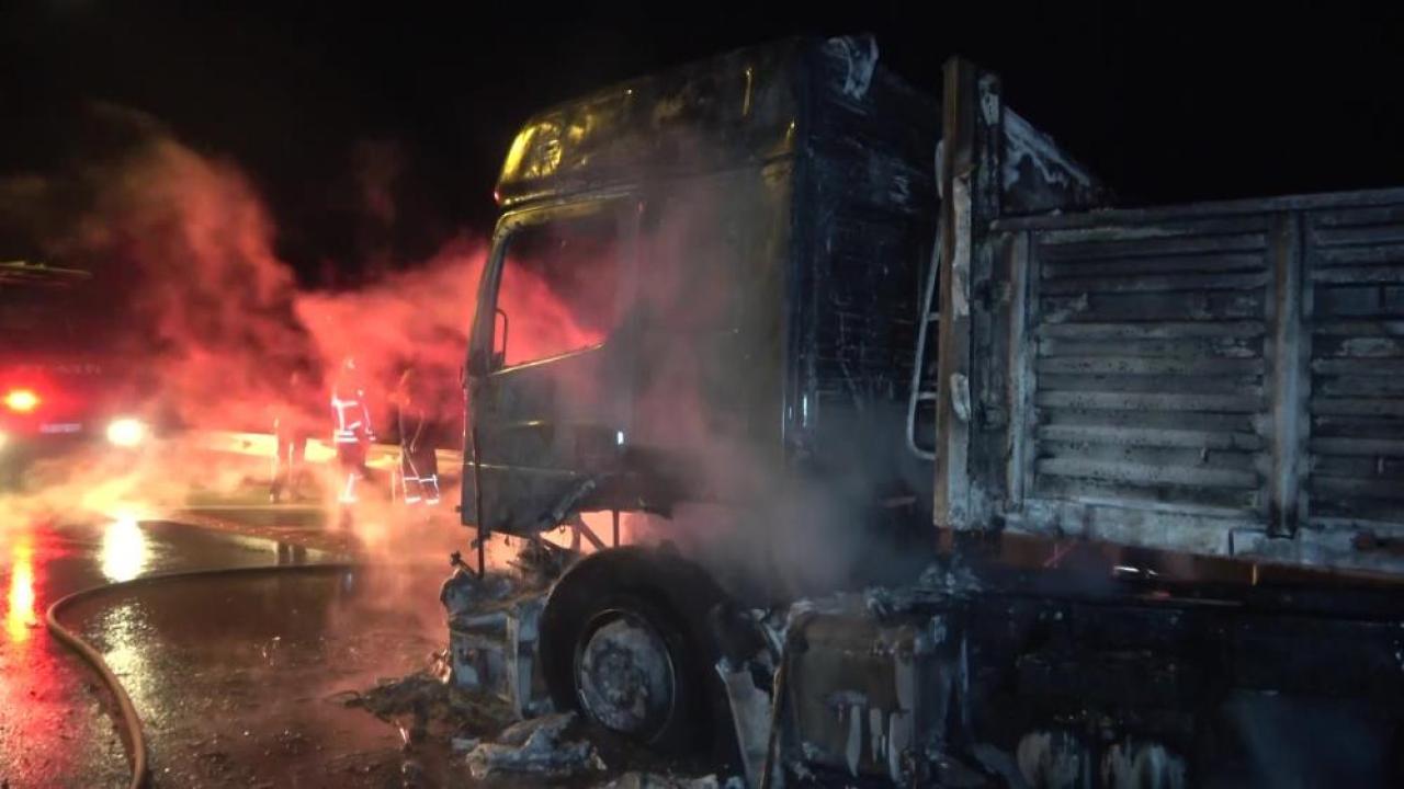 Seyir halindeyken alev alan tır küle döndü