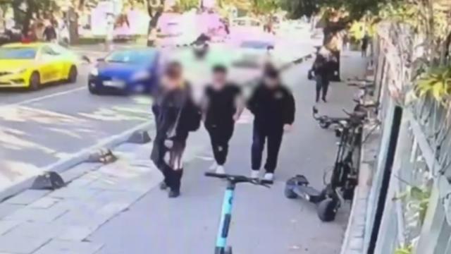 Üsküdar'da kaza yapan otomobil kaldırımdaki öğrencilere çarptı haber görseli