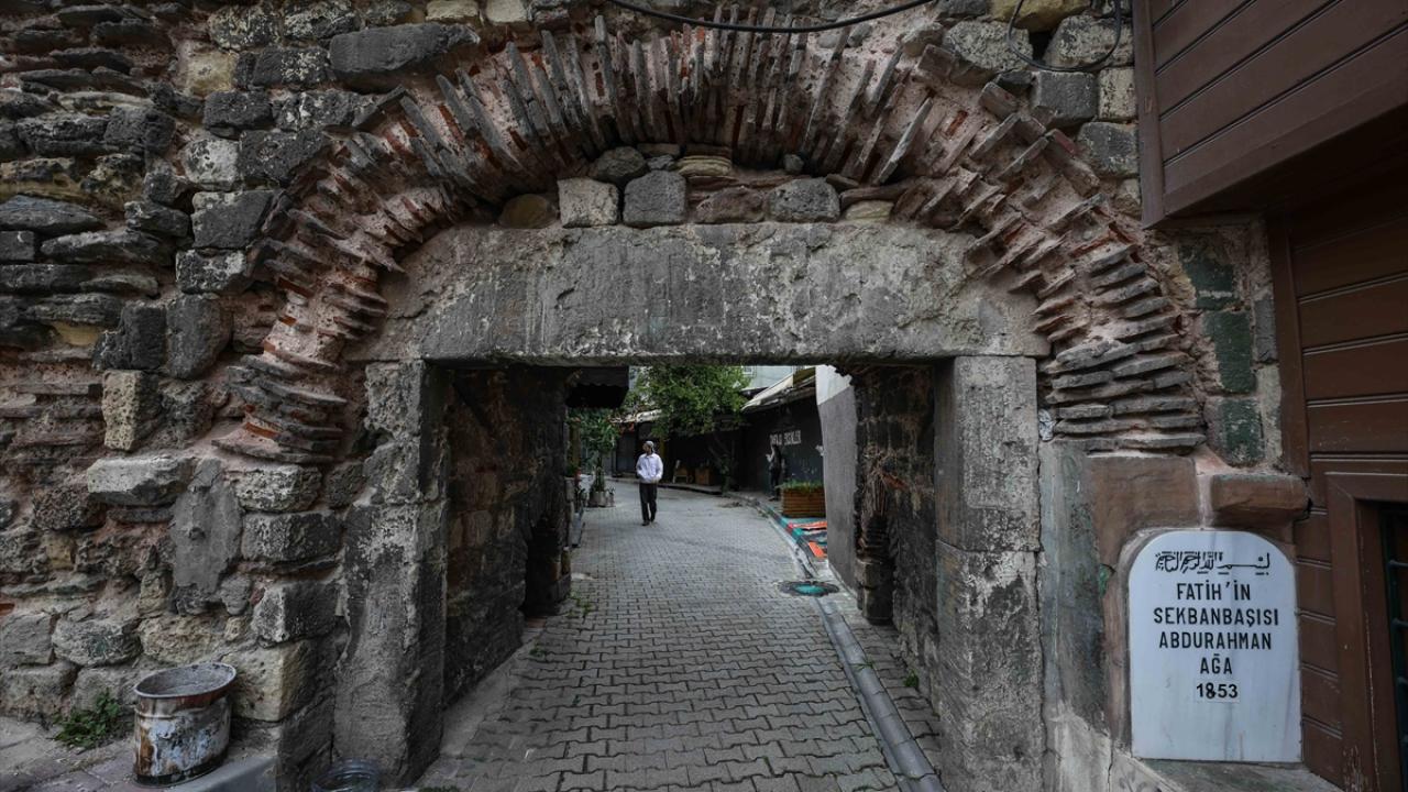 [Ayakapı]