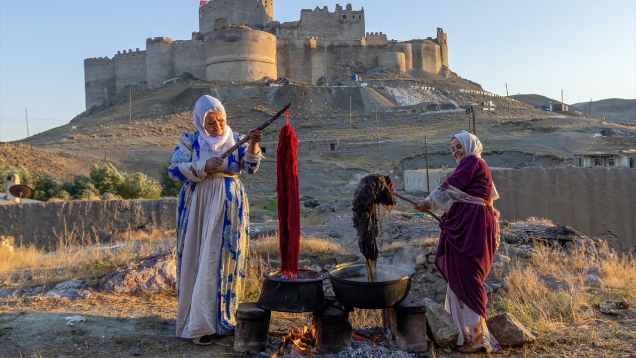 "Yünleri ipe dönüştürüp kilimlerimizi dokuyoruz"