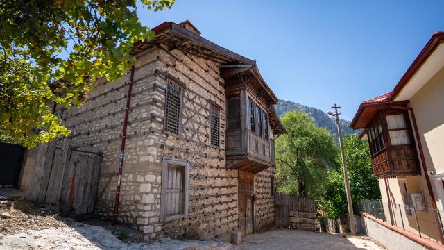 Düğmeli evlerin cumbaları
