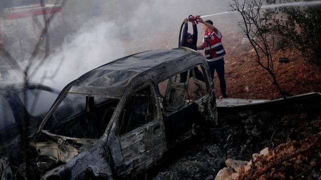 İşgalci İsrailliler Batı Şeria'da Filistinlilerin ev ve araçlarını ateşe verdi haber görseli