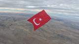 Gökyüzünde dev Türk bayrağıyla rekor
