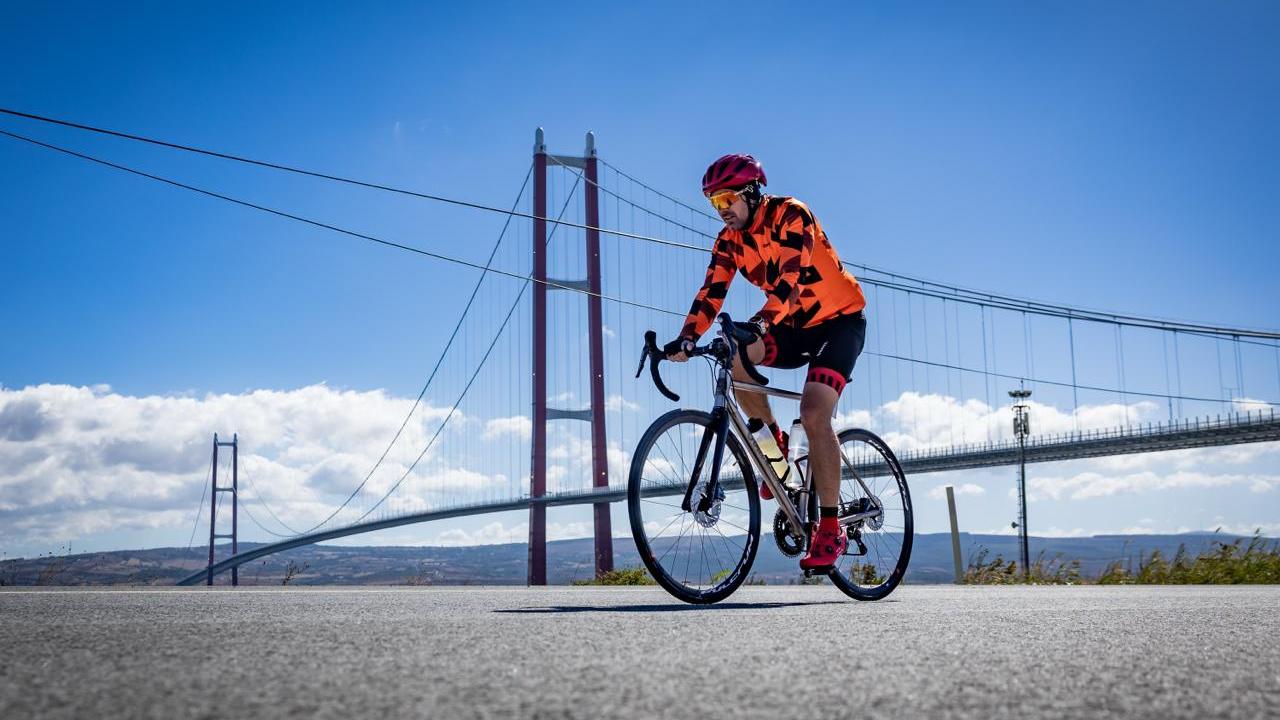 Bisiklet tutkunları Çanakkale'nin iki yakasında pedal çevirdi