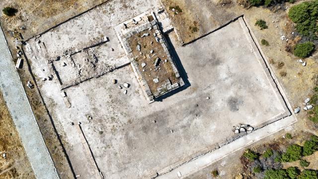 Blaundos'ta Kuzey Tapınağı'nı çevreleyen duvarın kalıntılarına ulaşıldı