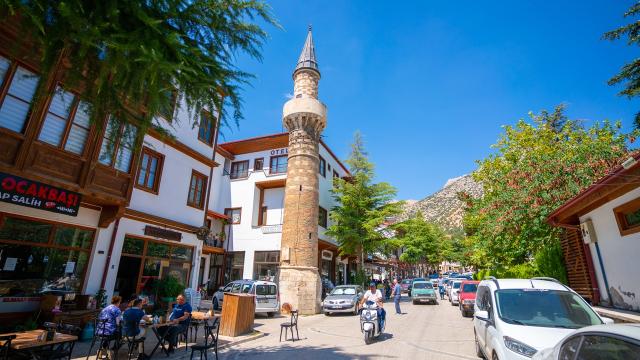 Camisiz Minare zamana meydan okuyor