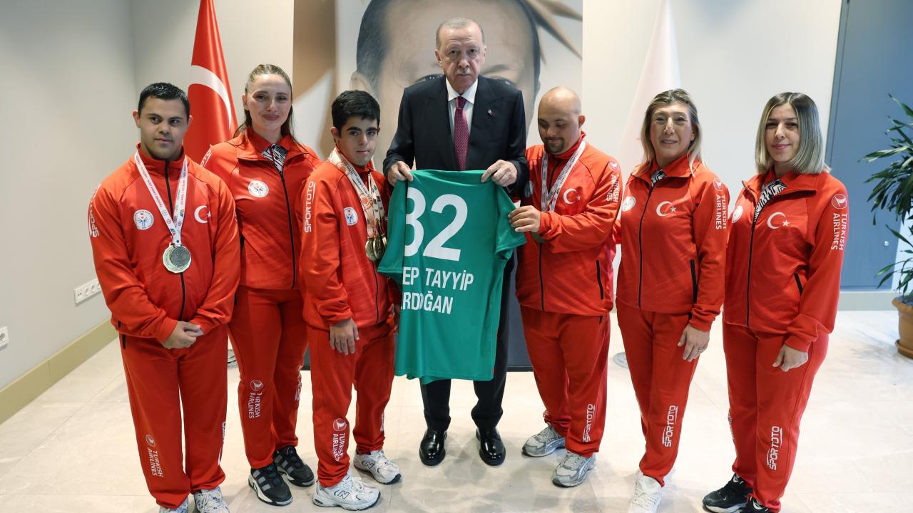 Cumhurbaşkanı Erdoğan, Türkiye Özel Sporcular Spor Federasyonu temsilcilerini kabul etti