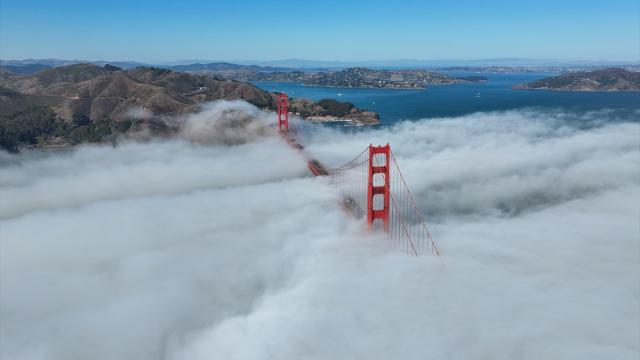Golden Gate Köprüsü sisle kaplandı