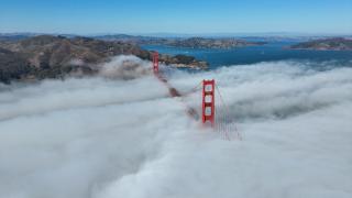Golden Gate Köprüsü sisle kaplandı
