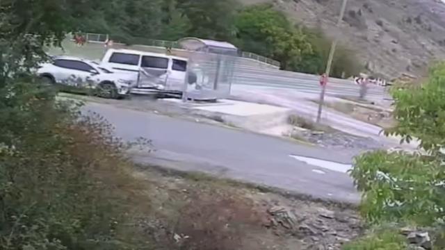 Gümüşhane'de durakta bekleyen kadın kazadan kıl payı kurtuldu