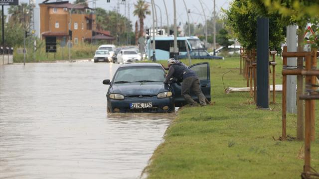 Hatay'ın Arsuz ilçesinde sağanak ve dolu etkili oldu
