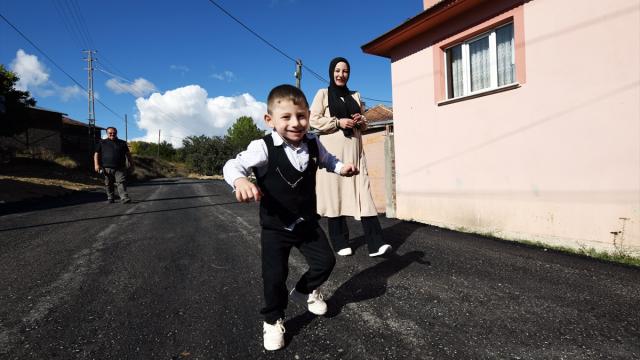 Köy yolu yürüme güçlüğü çeken minik Kürşat için asfaltlandı