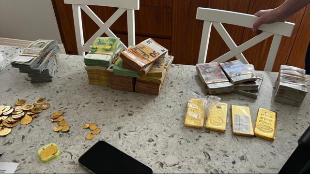 Mersin'deki yolsuzluk soruşturmasında yüklü miktarda döviz ve altın ele geçirildi haber görseli