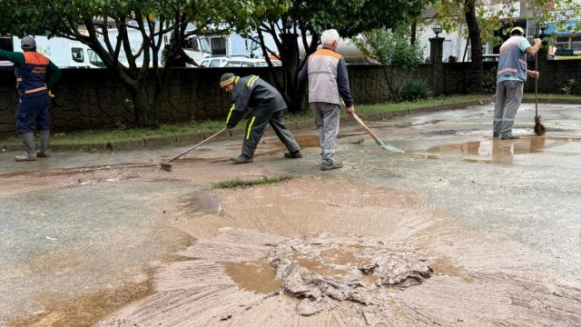 Sakarya'da sağanağın ardından temizlik ve hasar tespit çalışması yapıldı