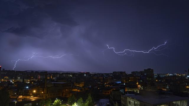 Şanlıurfa'da geceyi aydınlatan yıldırımlar
