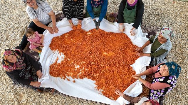 Uşaklı kadınlar imece usulü üretimle tescilli tarhanayı sofralara taşıyor