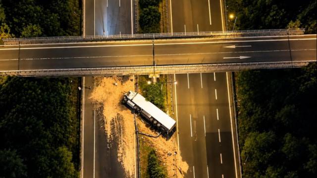 Otoyolda parfüm yüklü tır devrildi, çekicisi karşı şeride geçti haber görseli