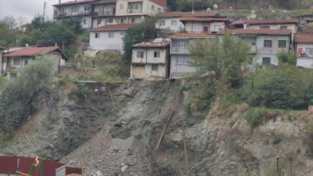 Tokat'ta mahalle yolunda çökme meydana geldi
