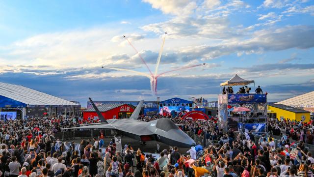 Türk Yıldızları'ndan TEKNOFEST Güneydoğu'da nefes kesen gösteri uçuşu