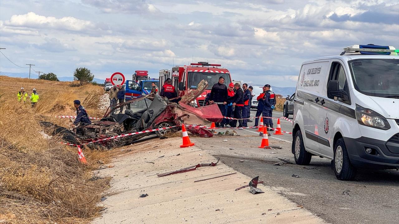 Uşak’ta kamyonla otomobil çarpıştı: 3 ölü