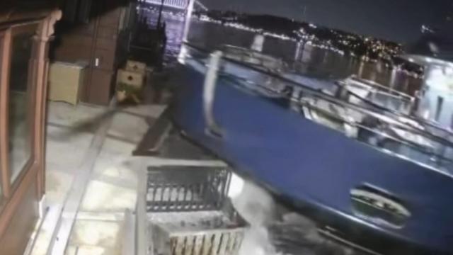 Üsküdar'da vapur yalıya çarptı