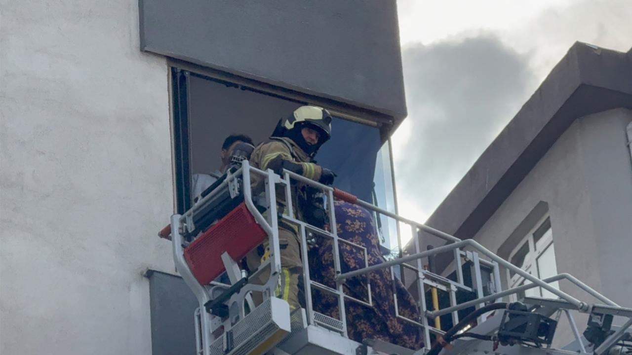 Kadıköy’de 8 katlı binada yangın