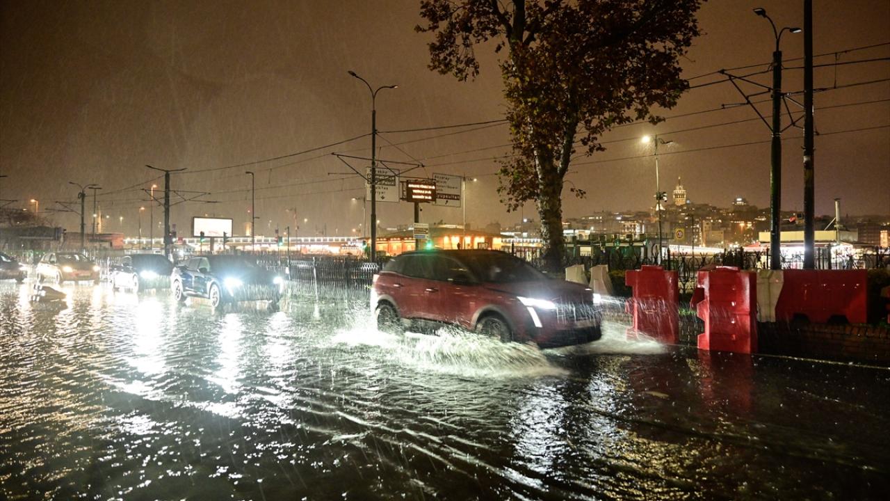 Alışveriş merkezinin otoparkını su bastı