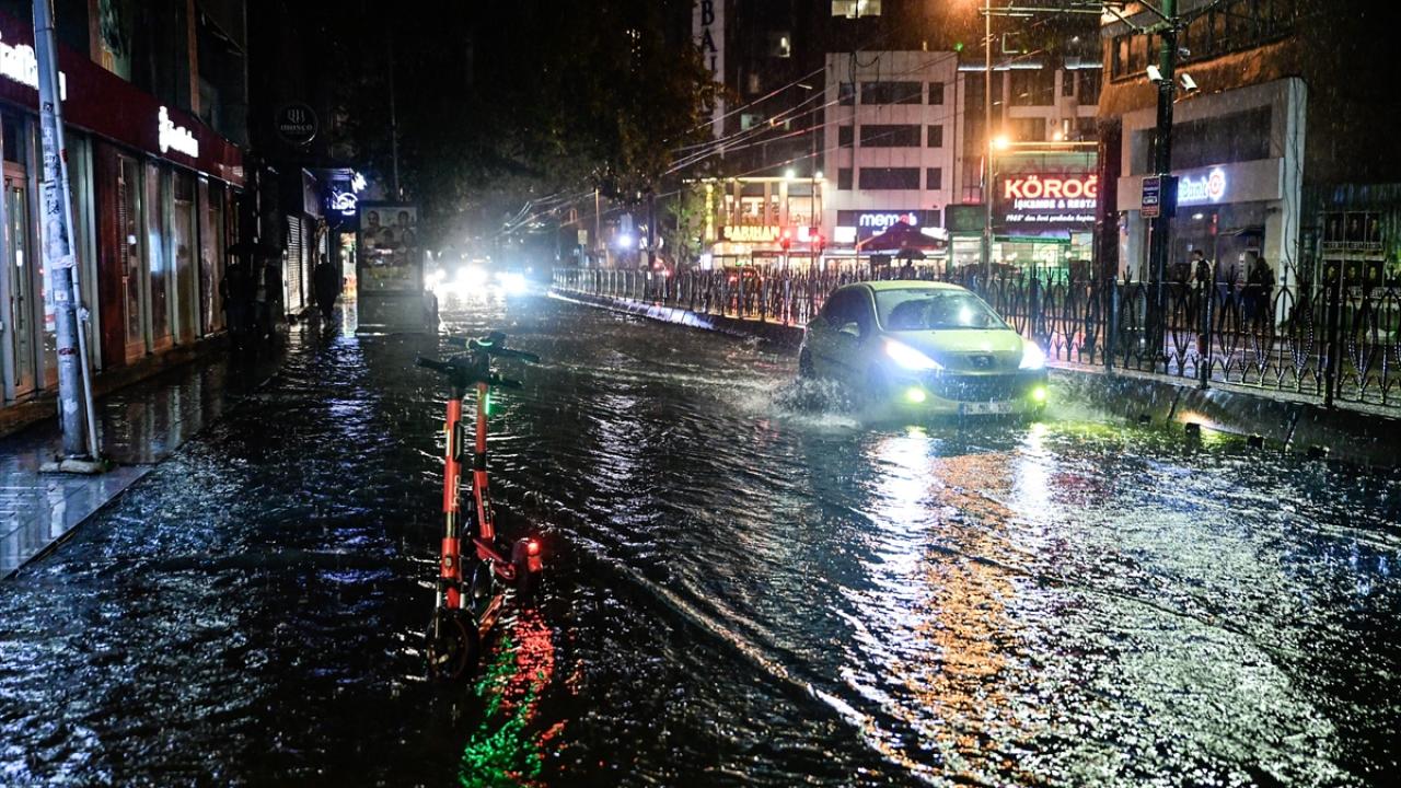 Kağıthane deresi taştı