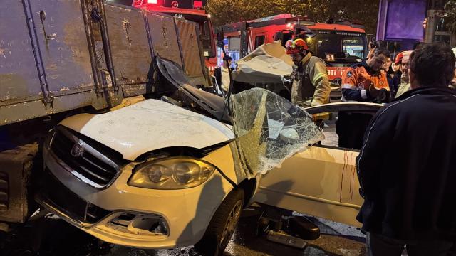 Beyoğlu'nda taksiye çarpan otomobil kamyonetin altına girdi: 3 yaralı haber görseli