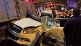 Beyoğlu'nda taksiye çarpan otomobil kamyonetin altına girdi: 3 yaralı