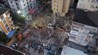 İstanbul'da kısmen çöken 7 katlı binada arama çalışmaları tamamlandı: Can kaybı 5'e yükseldi