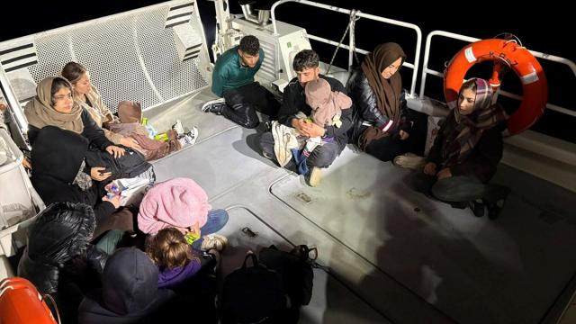 İzmir açıklarında 13 düzensiz göçmen yakalandı haber görseli
