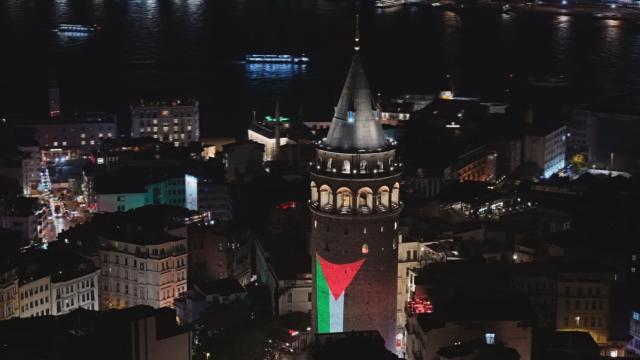 Galata Kulesi'ne Filistin bayrağı yansıtıldı