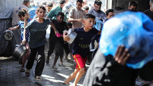 Gıda sıkıntısının yaşandığı Gazze'de Filistinlilere yemek dağıtıldı