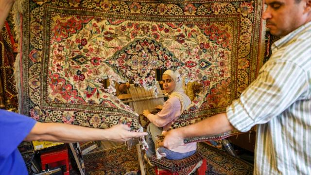Halep'te savaşın yaraladığı asırlık halıları baba-kız birlikte iyileştiriyor