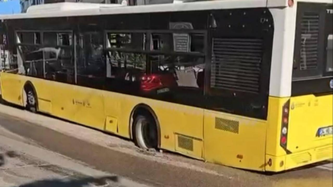 İETT otobüsü çukura düştü