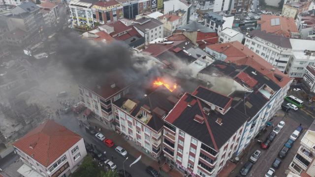 İstanbul'da 5 katlı binada yangın haber görseli