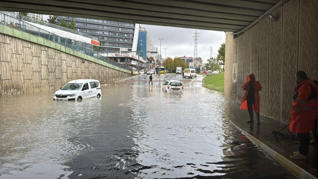 İstanbul'da sağanak: Caddeler ve sokaklar göle döndü