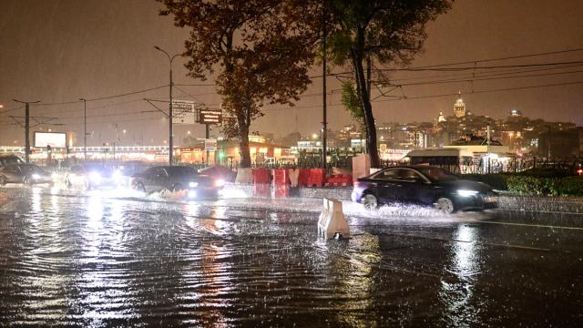 İstanbul'u sağanak vurdu: Yollar göle döndü, araçlar suya gömüldü