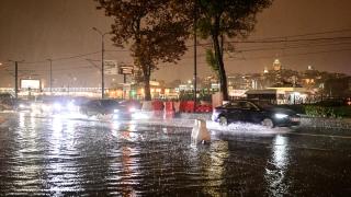 İstanbul'u sağanak vurdu: Yollar göle döndü, araçlar suya gömüldü
