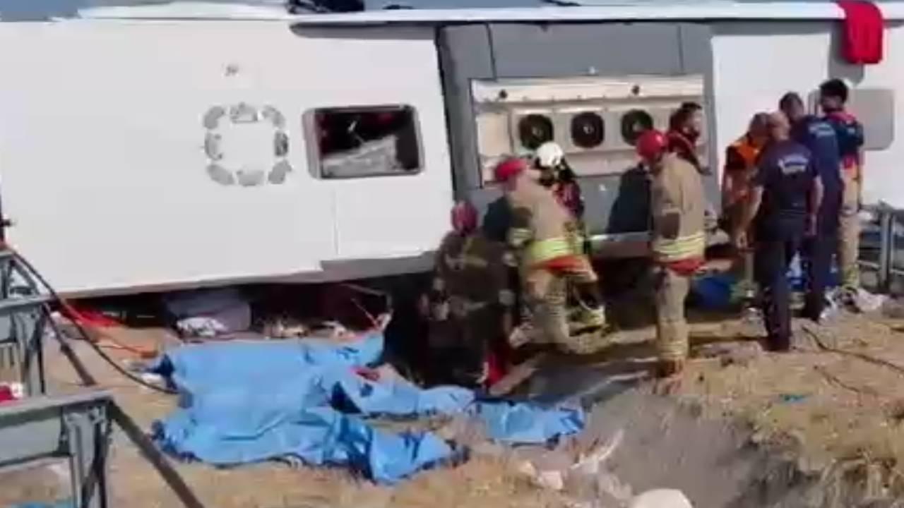 Manisa'da tır ile yolcu otobüsü çarpıştı