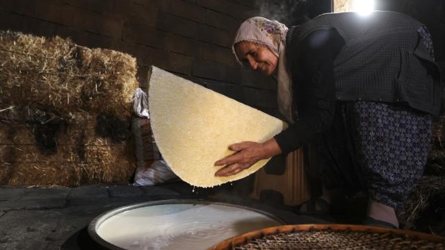 Nevşehir'in geleneksel lezzeti kuru kaymak, zahmetli adımlarla hazırlanıyor