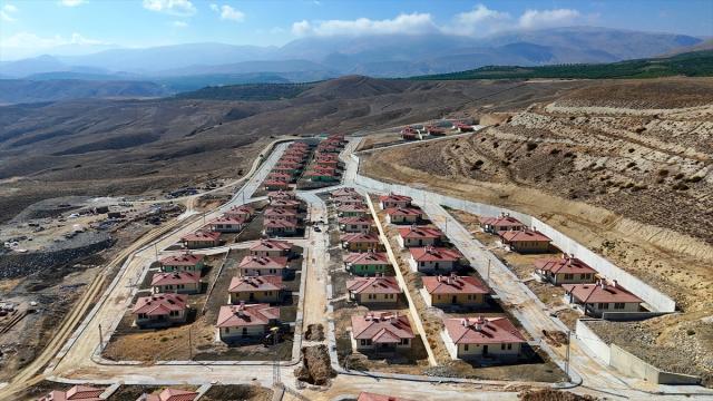 Malatya'da deprem konutlarının hak sahiplerine teslimi devam ediyor
