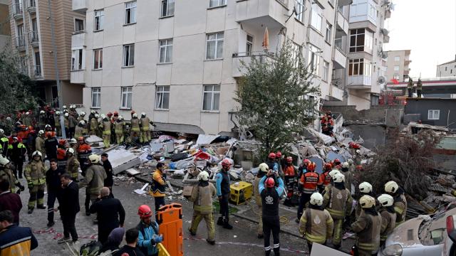 İstanbul'da 7 katlı bina kısmen çöktü